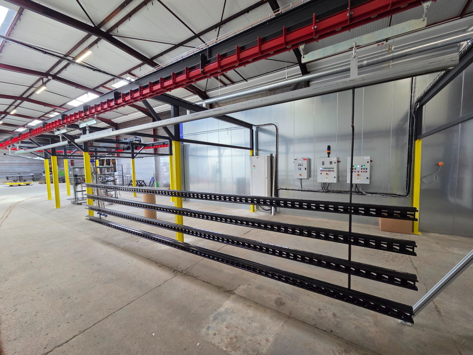 Convoyeur aérien monorail motorisé M4 pour ligne de peinture liquide