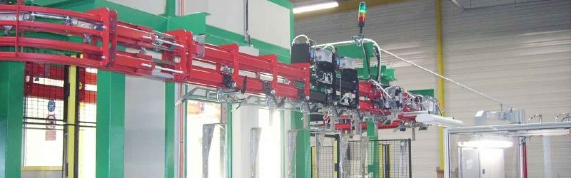Cabine d’encollage avec dépose par robot : Convoyeur double voie